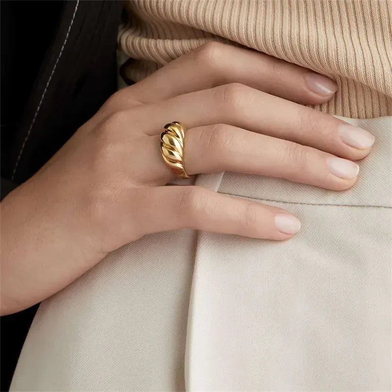 Croissant Ring - Gold