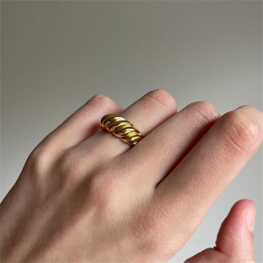 Croissant Ring - Gold